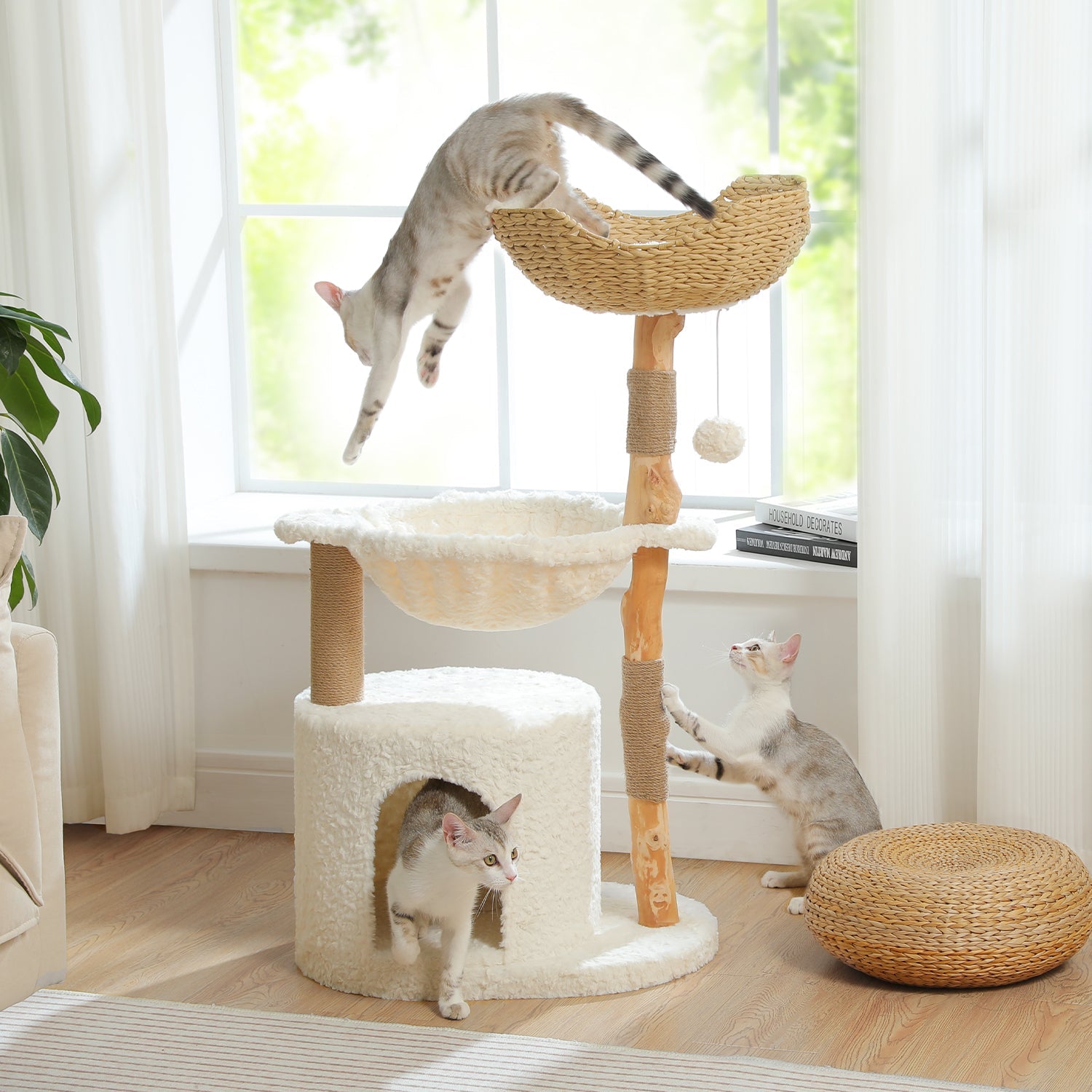 Arbre à chat design en bois naturel avec panier tressé et hamac – Modèle Willow Haven