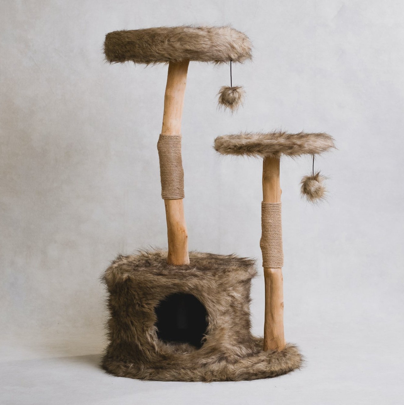 Arbre à chat en bois naturel avec niche et perchoirs rembourrés – Modèle Alba