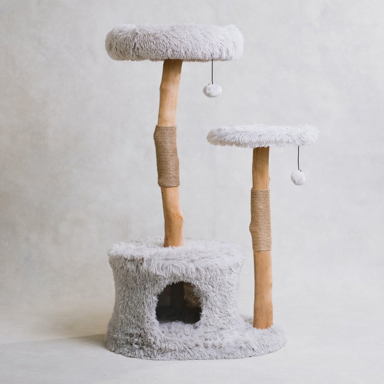 Arbre à chat en bois naturel avec niche et perchoirs rembourrés – Modèle Alba