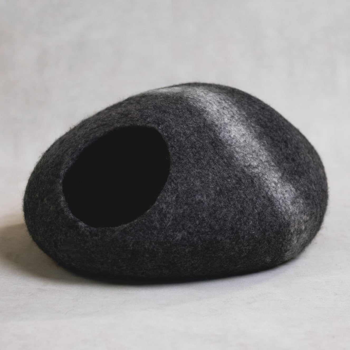 Niche pour chat en feutrine de laine avec bande blanche – Modèle Horizon