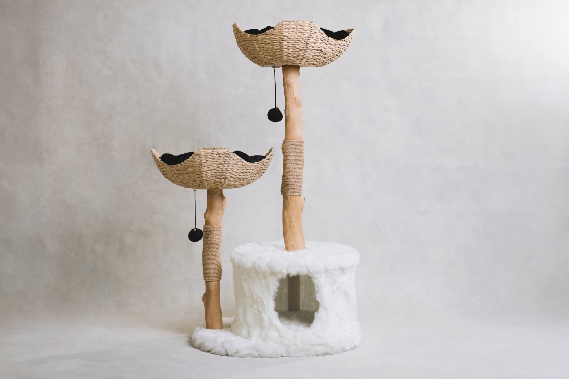 Arbre à chat en bois naturel avec paniers tressés et niche – Modèle Cento 2