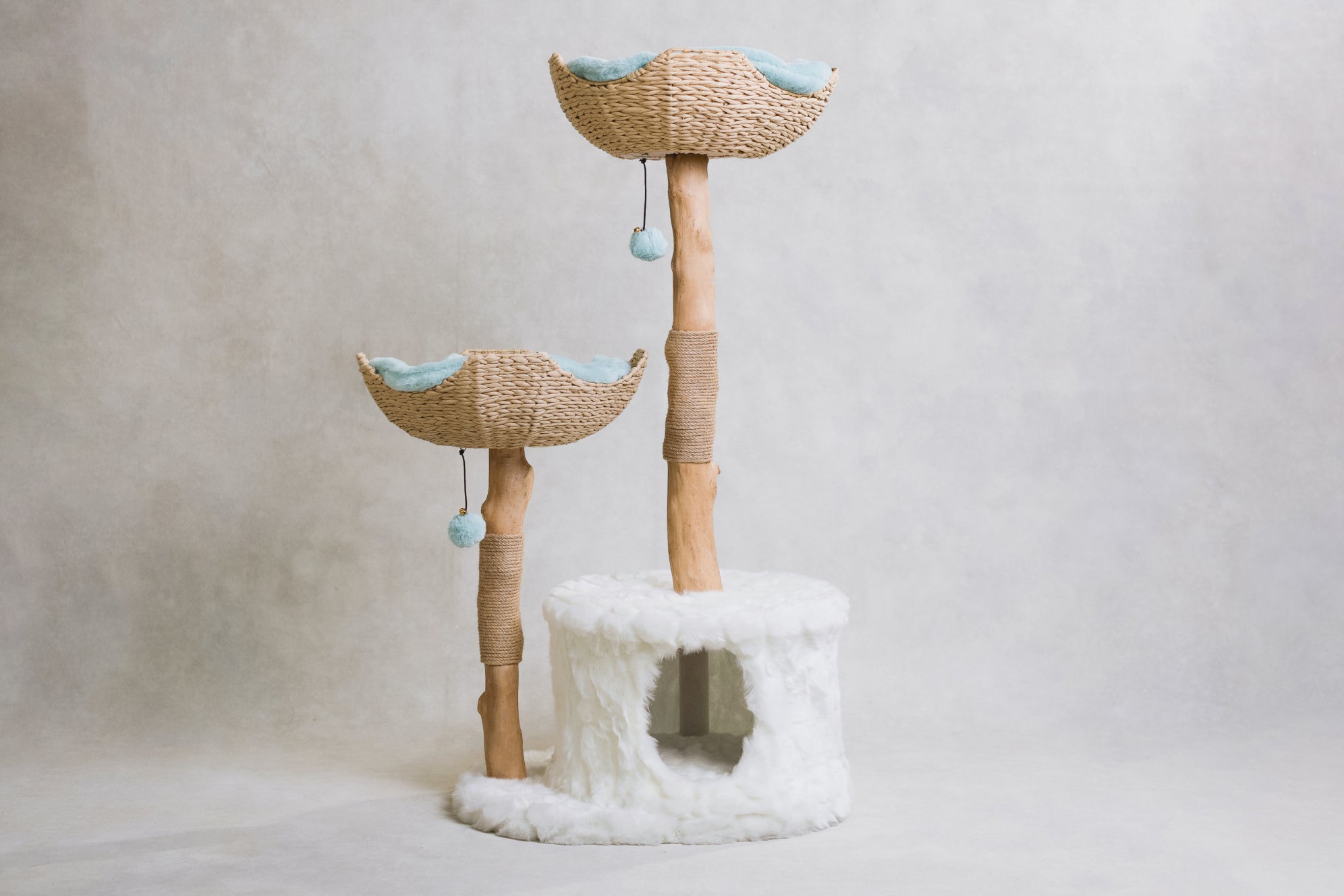 Arbre à chat en bois naturel avec paniers tressés et niche – Modèle Cento 2