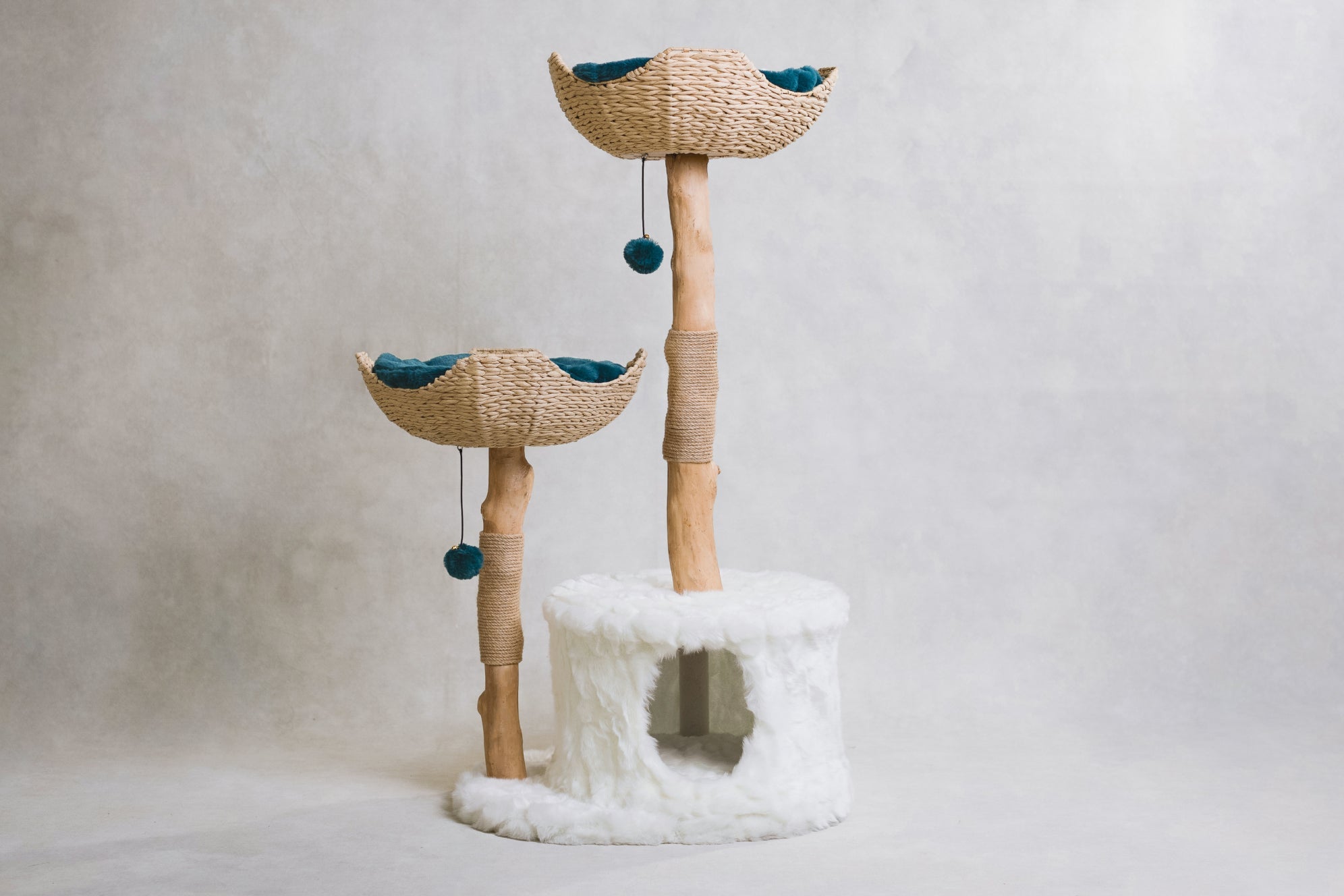 Arbre à chat en bois naturel avec paniers tressés et niche – Modèle Cento 2