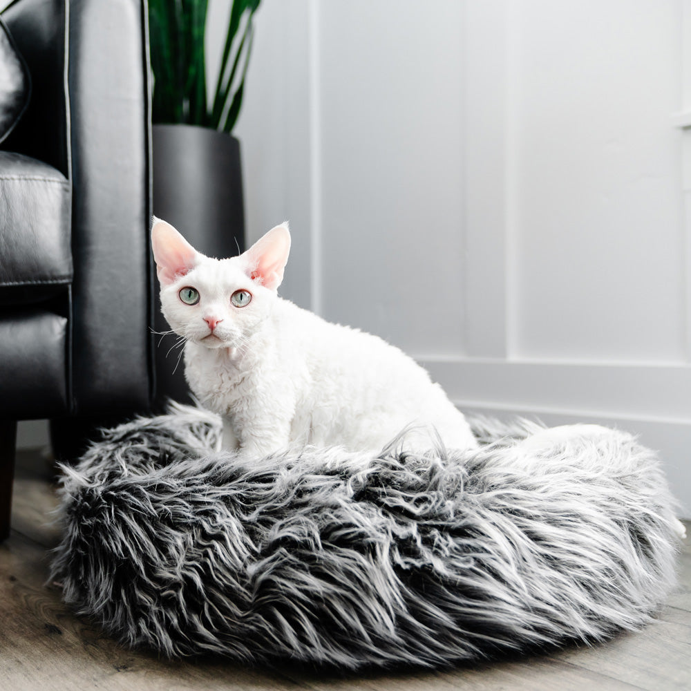 Lit pour chien et chat en fausse fourrure avec coussin amovible – Modèle Fluffi