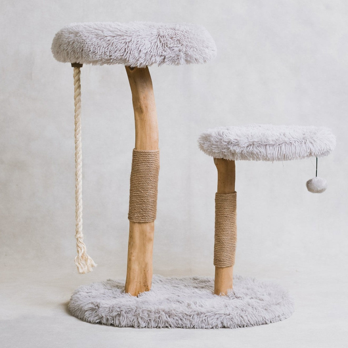 Arbre à chat en bois naturel avec lits superposés et griffoirs – Modèle Rizzo