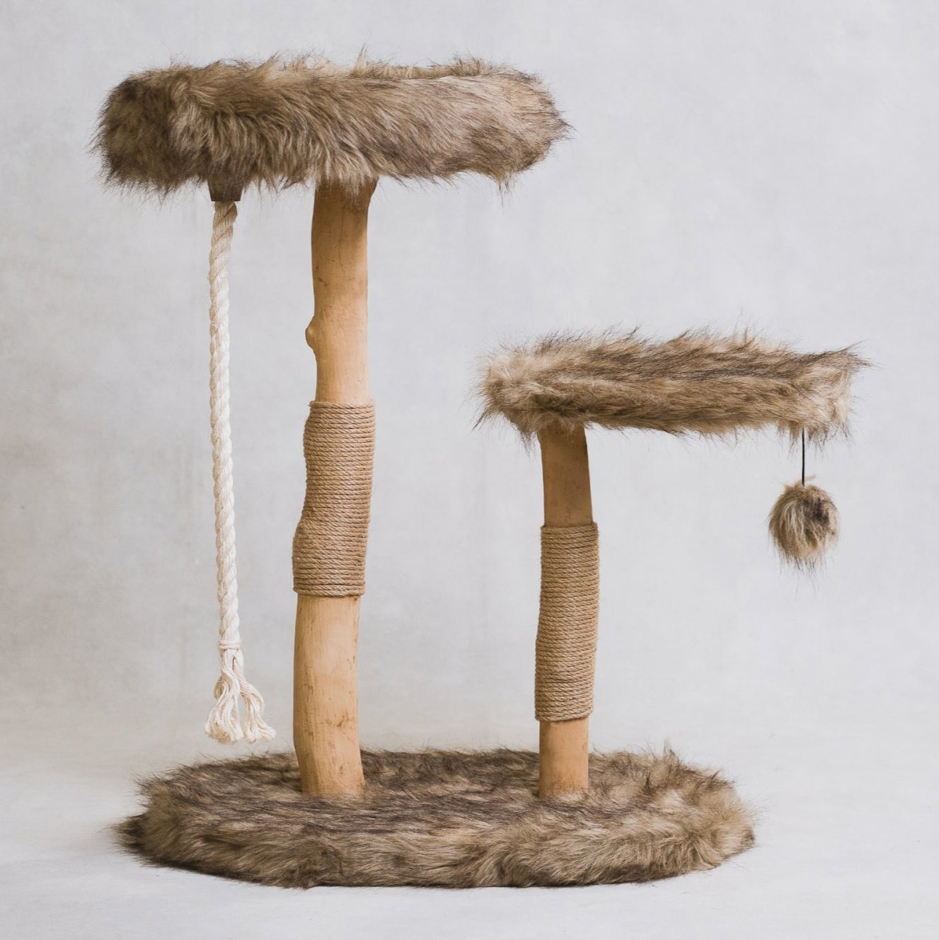 Arbre à chat en bois naturel avec lits superposés et griffoirs – Modèle Rizzo